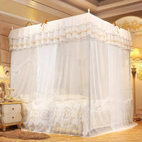 Moustiquaire Lit Luxueuse à Ouvertures Latérales dans une pièce luxueuse sur un lit