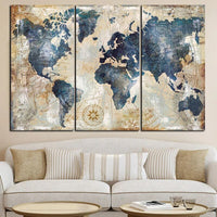 Tableau Décoratif Mural de Trois Pièces au Design de Carte du Monde sur fond beige avec un canapé beige