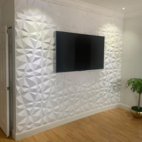 Panneau Mural 3D Blanc avec Reliefs Triangulaires en Plastique sur un mur avec une télé