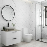 Panneau Mural Salle de Bain de Style Marbre en Plastique dans une salle de bain avec une vasque et des toilettes