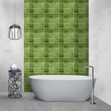 Panneau Mural de Style Carrelage Vert en Plastique sur un mur dans une salle de bain grise avec une baignoire