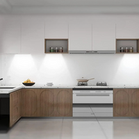 Réglette Lumineuse avec Trois Luminaires Rechargeable et Connectée installée dans une cuisine avec des meubles blanc et marron