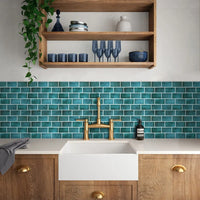 Revêtement Mural Cuisine de Dix Pièces au Design Mur de Briques Bleu sur un mur d'une cuisine avec un meuble en haut