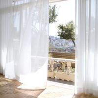 Rideau Blanc de Style Tulle en Voile Transparent ouverts sur fond d'une ville