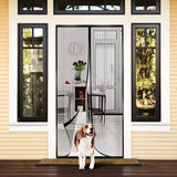 Rideau Moustiquaire pour Porte en Maille et Nylon sur une porte d'entrée avec un chien traversant
