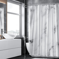 Rideau Noir et Blanc de Douche avec Effet Marbré sur une baignoire avec une fenêtre une vasque à gauche