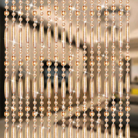 Rideau de Porte avec Cordes de Perles sur fond flouté d'une pièce