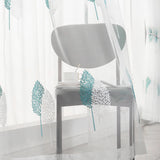 Rideau Transparent de Style Pastoral avec Feuilles Brodées devant une chaise blanche avec une tasse
