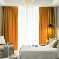 Rideau Velours Orange de Style Moderne et Minimaliste dans une pièce avec un lit à droite et un fauteuil à gauche