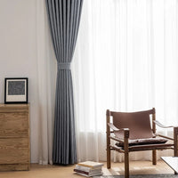 Rideaux Salon Luxueux de Style Nordique en Tissu dans un salon avec un meuble à gauche et une chaise à droite