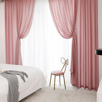Rideaux Voilage Roses et Transparents en Tulle dans une chambre avec un lit à gauche et une chaise rose au milieu