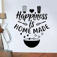 Sticker Cuisine avec des Cœurs un Bol et Inscription Happiness Is Home Made posé sur un mur gris avec une table en bois en dessous et une carafe à gauche