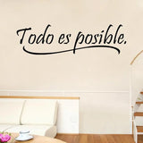 Sticker Mural Salon avec Citation en Espagnol en Vinyle collé sur un mur beige avec un canapé en dessous des escaliers à droite et une table avec une tasse dessus