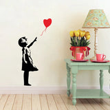 Sticker Mural Salon avec une Petite Fille et un Ballon en Forme de Coeur