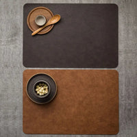 Tapis Cuisine Style Set de Table Effet Cuir sur un table grise avec des assiettes dessus