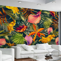 Trompe l'Oeil Mural au Design de Fleurs Tropicales sur un mur avec des canapés blancs et une table basse